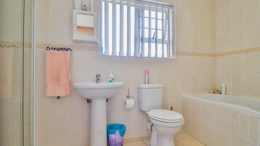 To Let 3 Bedroom Property for Rent in Heiderand Western Cape